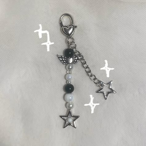 Aesthetic Keychain Diy, Keychain Aesthetic Diy, Bead Keychain Diy, Matching Phone Charms, Keychains Ideas, Pearls Aesthetic, Keychain Beads, Aesthetic Keychain, Keychains Diy