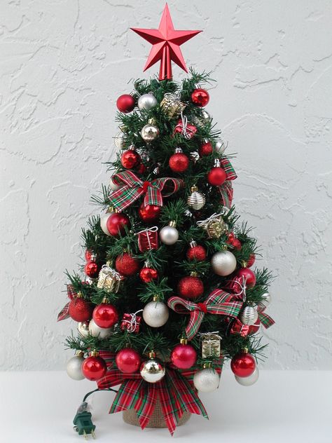 Mini Tree Ideas Christmas, Mini Christmas Trees Decorated, Christmas Small Tree Ideas, Christmas Tree Ideas Mini, Small Tree Decor, Small Xmas Tree Ideas, Small Christmas Tree Aesthetic, Small Christmas Tree Decorations Ideas, Tiny Christmas Tree Decorations