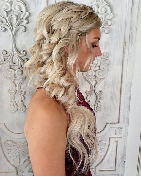 Kαყʅα Aɳɳҽ on Instagram: “Elsa braids aren’t going anywhere, & I’m not mad about it! The only thing making this pretty girl’s, pretty braid, prettier... is her hair…” Bridal Hair Side Braid Loose Curls, Elsa Braid Wedding Hair, Elsa Braid Tutorial, Elsa Hairstyle, Fish Braid, Pretty Braid, Elsa Braid, Prom Braid, Elsa Hair