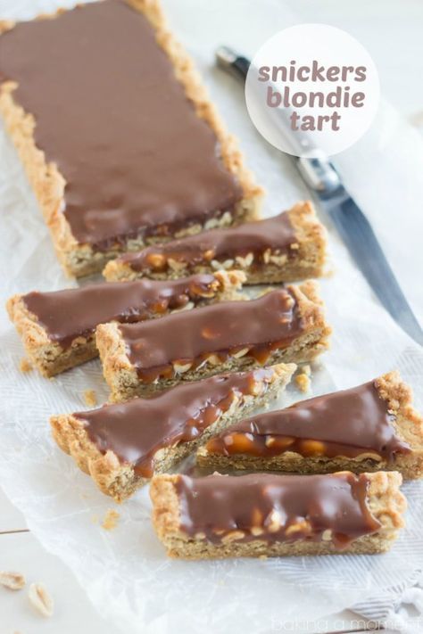 OMG! Snickers Blondie Tart- peanut butter blondie base filled with crunchy peanuts, salted caramel, and milk chocolate ganache! I just about died. Peanut Butter Blondie, Dessert Tarts, Milk Chocolate Ganache, Tart Dessert, Tart Baking, Savoury Recipes, Mouthwatering Recipes, Sweet Pie, Yummy Desserts