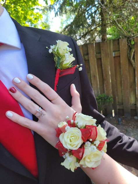 Red Corsage Prom, White Corsage Prom, Prom Corsage Red, Prom Corsage White, Red Corsages, Red Boutonniere, Prom Flowers Corsage, White Corsage, Homecoming Flowers