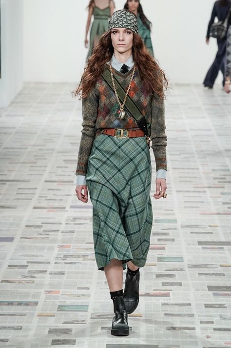 Dior Fall 2020, Mode Tartan, Dior Ready To Wear, Jacques Fath, Teen Style, British Country, Look Retro, 2020 Fashion Trends, 90s Fashion Outfits