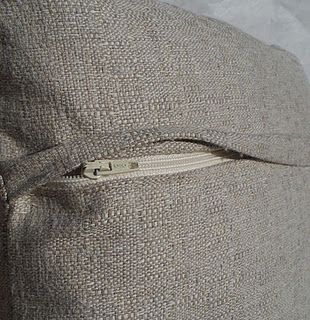 Hidden zipper tutorial -tried and tested, works a treat, I'm gonna make all my cushion covers with this zip finish,a good tutorial. Pillow Covers Tutorial, Zipper Tutorial, Háčkované Lemy, Sewing Cushions, Sew Zipper, Costura Diy, Sewing Pillows, Techniques Couture, Sewing Lessons