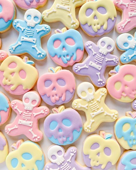 Aesthetic Halloween Desserts, Pastel Halloween Food, Cute Halloween Birthday Theme, Fun Cookie Designs, Cute Halloween Sweets, Baking Selling Ideas, Halloween Sweets Aesthetic, Eevee Cookies, Iced Halloween Cookies