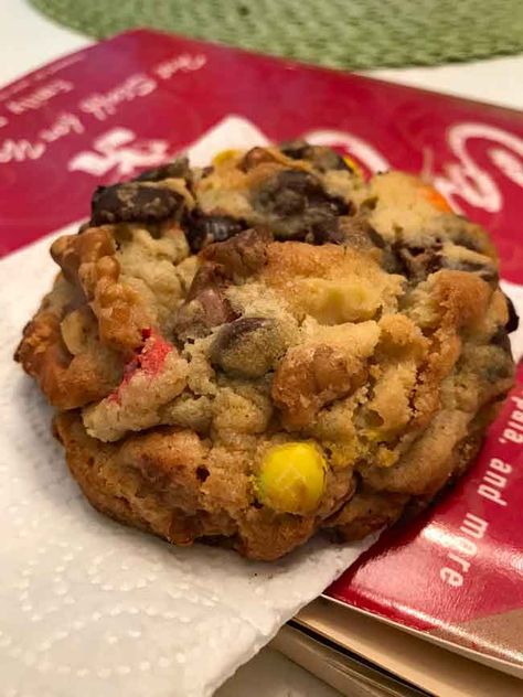 Minnie's Bakeshop Chocolate Chip Cookies are cookies sold at Disney World and made by Selma's. This cookie is supposed to be similar. Copy Cats, Disney Cookies, Disney Recipes, Cookie Pizza, Skillet Cookie, Cat Cookies, Chocolate Pretzels, Brownie Batter, Cake Balls