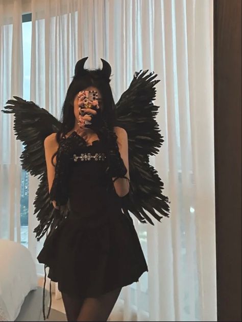 Haloween Costums Ideas, Dark Angel Halloween Ideas, Fallen Angles Halloween Costumes, Dark Angel Makeup Simple, Halloween Costumes Angel Black, Diy Black Angel Costume, Dark Angel Costume Aesthetic, Black Angles Halloween Costumes, Dark Angel Costume Ideas