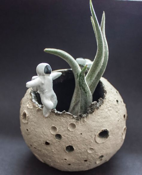 Unique Clay Art, Unique Plant Pots, Astronaut Ceramic, Alien Ceramics, Space Ceramics, Space Pottery, Moon Planter, Cute Planters, Moon Sculpture