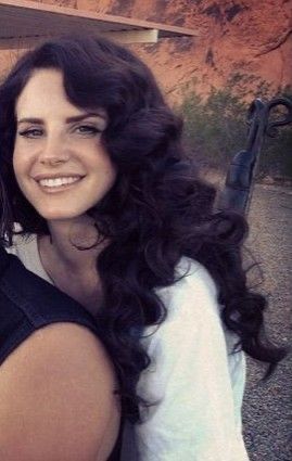 Lana Curly Hair, Black Hair Lana Del Rey, Lana Dark Hair, Side Parting Wavy Hair, Lana Del Rey Side Part, 1960s Hairstyles For Curly Hair, Hairstyles For Long Hair Wavy Curls, Lana Black Hair, Lana Del Rey Dark Hair