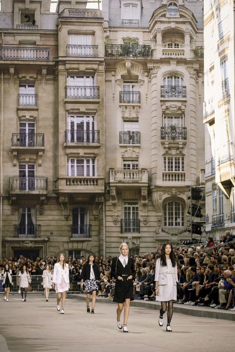 Runway Show Stage, Runway Design Stage, Fashion Show Design, Catwalk Design, Runway Design, Hipster Skirt, Chanel 2015, Design Stage, Fashion Designer Studio