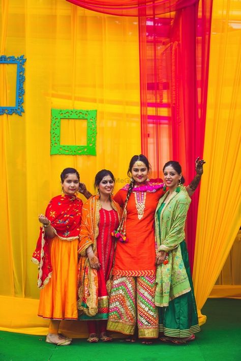 Mehendi day with bridesmaids Jaago Dress Punjabi, Wedding Haul, Bridal Pose, Punjabi Style, Modern Indian Wedding, Sikh Bride, Mehendi Outfit, Mehendi Outfits, Bridal Photography Poses