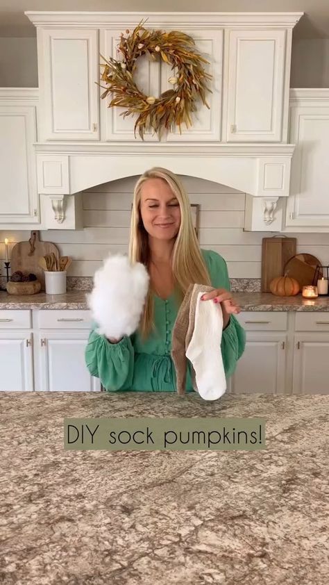 Sock Pumpkins, Calabazas Halloween, Pumpkin Socks, Fall Crafts For Adults, Fall Decor Diy Crafts, Fall Pumpkin Crafts, Easy Fall Crafts, Diy Socks, Fall Thanksgiving Decor