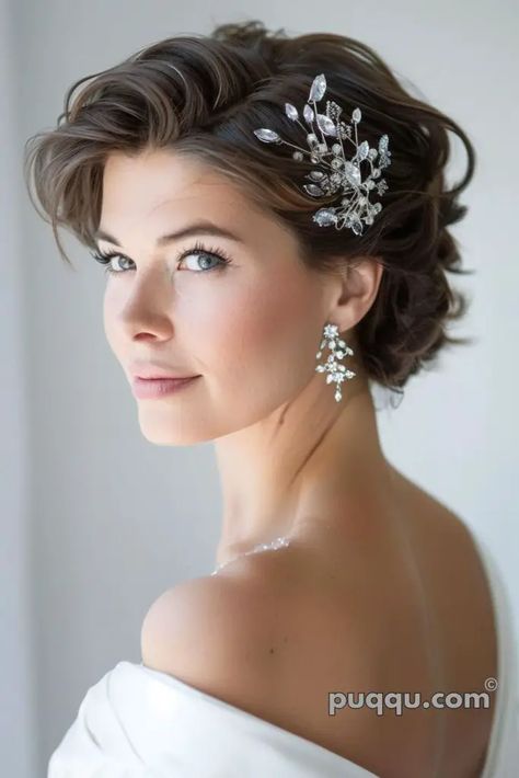 Fairytale Hairstyles, Short Bridal Hair, Short Hair Bride, Haircut Tip, Classic Wedding Hair, Wedding Hairstyles Medium Length, Timeless Wedding Dress, Easy Bun Hairstyles, Fairy Tale Wedding Dress