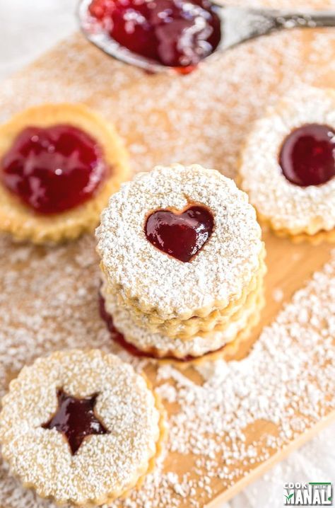 Raspberry Sandwich, Raspberry Linzer Cookies, Cinnamon Christmas Cookies, Linzer Cookies Recipe, Dessert Sandwich, Cut Out Cookie Recipe, Cookie Sandwich, Raspberry Cookies, Linzer Cookies