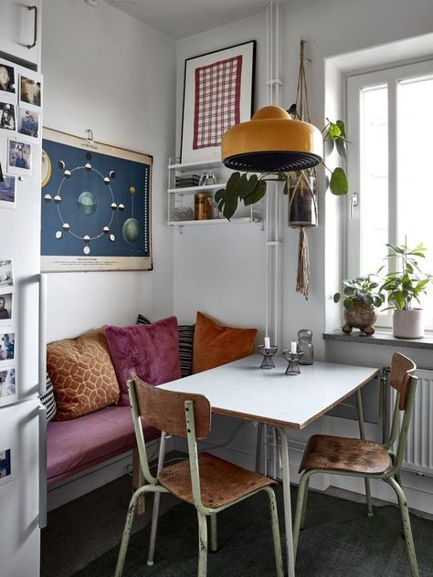 Cozy Textures In A Vintage Apartment in Stockholm — THE NORDROOM Creative Small Apartment Ideas, Retro Apartment, Stockholm Apartment, Vintage Apartment, Country House Interior, Decor Studio, Interior Vintage, Elle Decoration, Woodworking Jigs