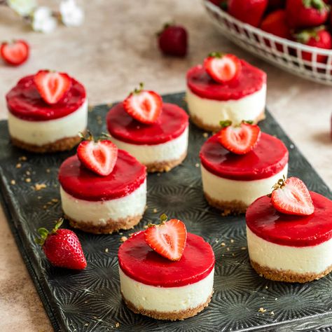 Strawberry Cake Frosting, Best Strawberry Cake Ever, Strawberry Cake Design, The Best Strawberry Cake, تشيز كيك بالفراولة, Best Strawberry Cake, Strawberry Cheesecakes, Mini Strawberry Cheesecake, Strawberry Cheesecake Bites