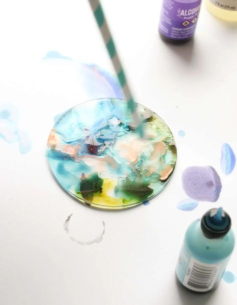 Alcohol Ink On Acrylic Keychain, Diy Ornaments Acrylic, Painted Acrylic Ornaments Diy, Cricut Acrylic Ornament Diy, Alcohol Ink Ornaments Diy, Acrylic Disc Ideas, Disc Ornaments Diy, Alcohol Ink On Acrylic, Ornaments Diy Ideas