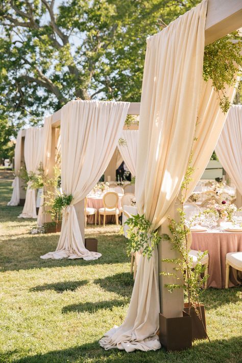 Elegant Barn Wedding Reception, Outdoor Events Decor, Cabana Decor, Wedding Drapes, Garden Tent, Nikah Decor, Unique Wedding Shoes, Inmobiliaria Ideas, Shade Ideas