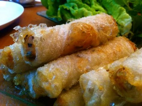 Vietnamese Fried Spring Rolls, Vietnamese Spring Rolls Recipe, Vietnamese Egg Rolls, Fried Spring Rolls, Vietnamese Spring Rolls, Chicken Spring Rolls, Cibo Asiatico, Spring Roll Recipe, Egg Roll Recipes