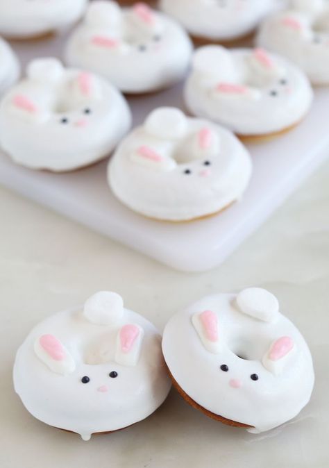 Hasen-Donuts Cute Easter Desserts, Donut Decorating Ideas, Fancy Donuts, Mini Donuts Maker, Donut Maker, Sweet Treats Desserts, Easter Desserts Recipes, Cute Donuts, Delicious Donuts