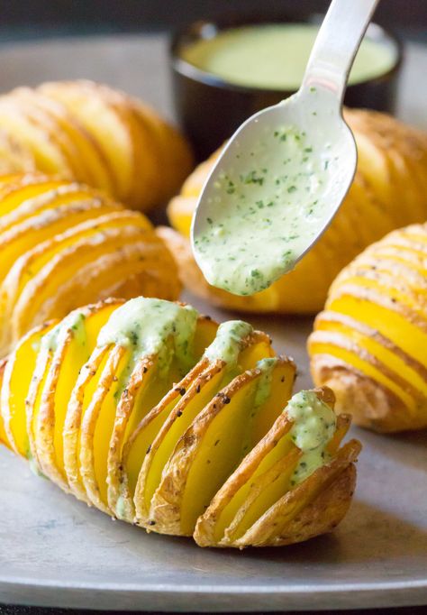 Crispy Hasselback Potatoes for Your Steak Dinner! | The Pioneer Woman Steak Dinner Side Dishes, Side Dishes For Steak, Steak Dinner Sides, Steak Side Dishes, New Years Eve Food, New Years Dinner, New Years Eve Dinner, Hasselback Potatoes, Christmas Dinner Menu