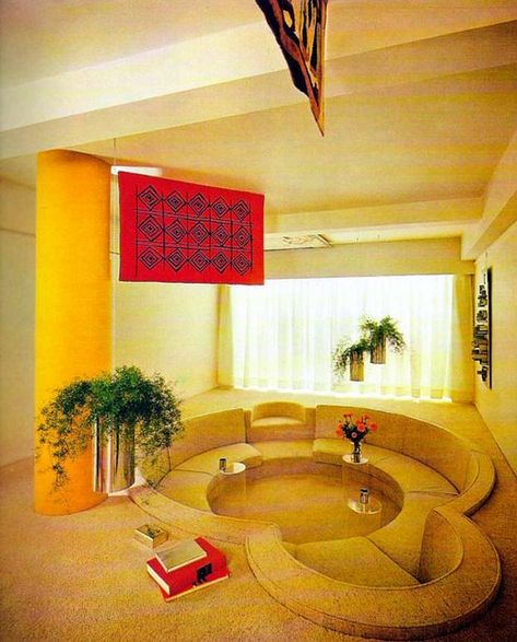 It would be like getting in and out of a hot tub every time you got up minus the water of course 70s Room, 70s Interior Design, 70s Furniture, Conversation Pit, Casa Retro, 70s House, 70s Interior, Retro Interior Design, Sunken Living Room