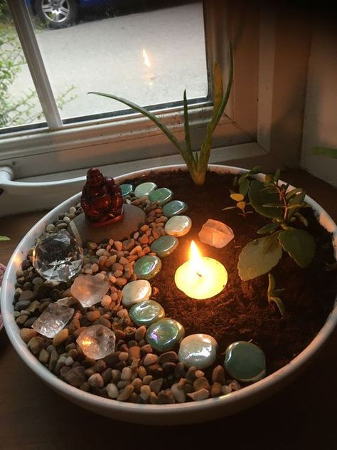 Terrarium Ideas With Crystals, Crystal Altar Ideas, Crystal Terrarium Diy, Alter Room, Zen Terrarium, Zen Apartment, Crystal Gardens, Spiritual Room Decor, Zen Corner