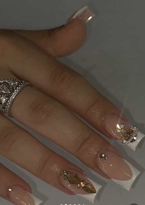 Good Rhinestone Nails, Quince Dama Nail Ideas, Cute Gold Nail Designs, Simple Nails With Gems Rhinestones, Gold Quince Nails Short, Gold Nails For Quinceanera, Medium Latina Nails, Nail Inspo Acrylic Designs, Short Nails Gold Design