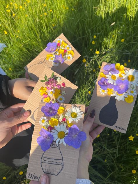 Inspo from Instagram @deryatavas! What To Do When Bored Arts And Crafts, Arts N Crafts Aesthetic, August Craft Ideas For Seniors, Sentimental Gifts Diy, Summer Diys For Teens, Art Projects To Do With Friends, Picnic Craft Ideas, Ideas De Picnic Amigas, School Picnic Ideas