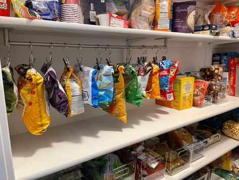 Chip Bag Organization, Pantry Closet Design, Diy Pantry Organization, Pantry Organisation, Pantry Remodel, House Organisation, Diy Pantry, Black Color Hairstyles, Kitchen Organization Diy