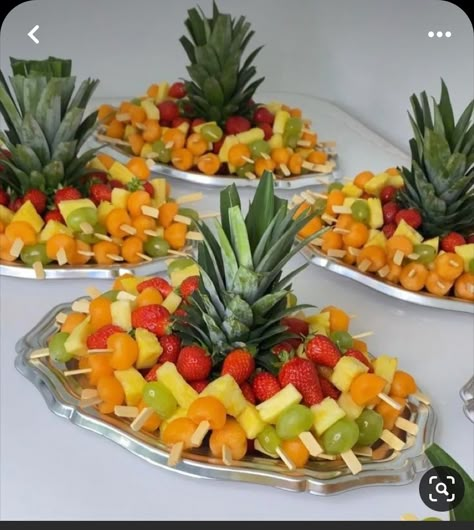 Fruit Platter Wedding Reception Food, Pretty Vegetable Trays, Fruit Displays For Party, Fruit Board Display, Fruit Buffet Ideas Display, Fruit Skewers Ideas Parties Food, Fruit Platter Wedding, Fruit Skewers Ideas, Cute Fruit Tray Ideas