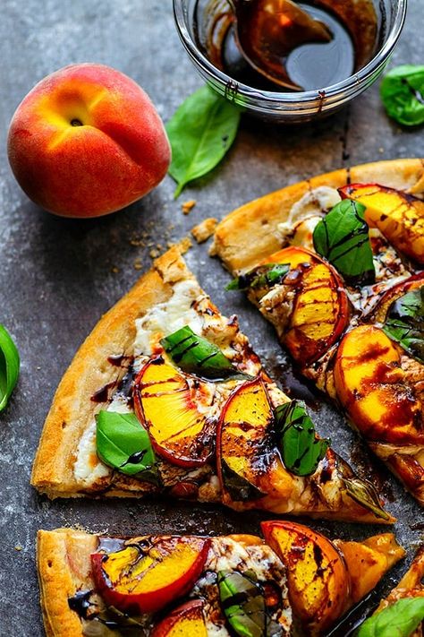 Flatbread Burrata, Summer Pizza Recipes, Pizza With Basil, Pizza Garden, Balsamic Peach, Peach Pizza, Summer Pizza, Today Recipes, Caprese Pizza