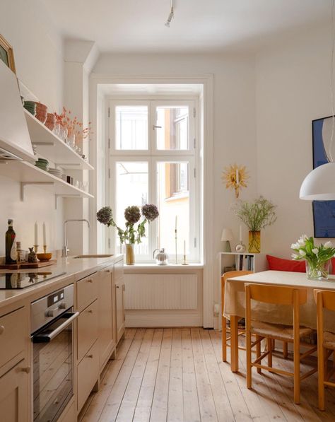 Colorful Scandinavian Interior, Stockholm Home, Popular Kitchen Colors, Norwegian Home, Danish Kitchen, Salted Granola, Stockholm Apartment, My Scandinavian Home, Swedish Apartment