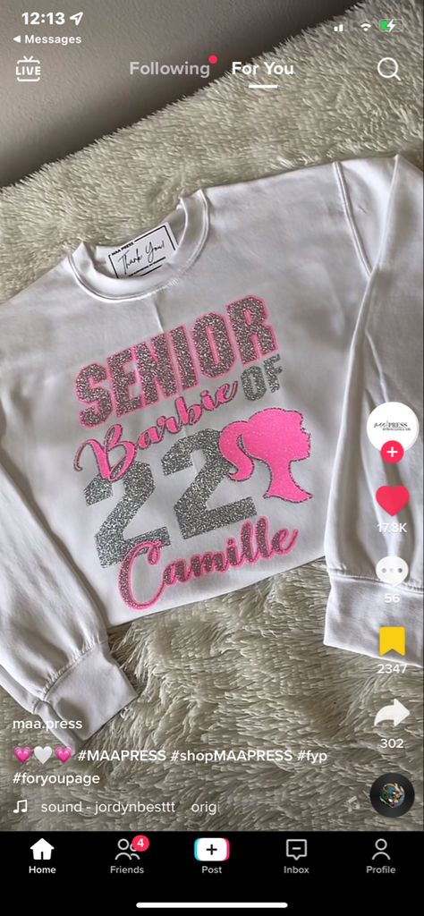 Senior Barbie Sweatshirt, Barbie Senior Shirt, Senior Sweatshirts Ideas 2025, Senior Shirt Ideas Black People, Barbie Senior Pictures, Senior Class Of 2024 Shirt Ideas, Custom Senior Outfits, Class Of 2025 Shirt Ideas, Class Of 2024 Shirt Ideas