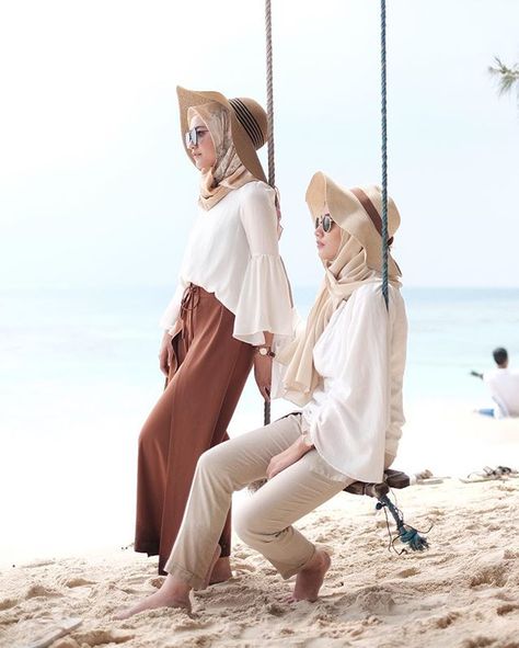 Strolling around the island with @dwihandaanda & @wardahbeauty… Hijab Beach Outfit, Beach Outfits Women Summer, Beach Outfit Plus Size, Beach Outfit Hijab, Modest Beach Outfit, Beach Outfits Teenager, Beach Outfits Women Plus Size, Fall Beach Outfits, Simple Beach Outfit