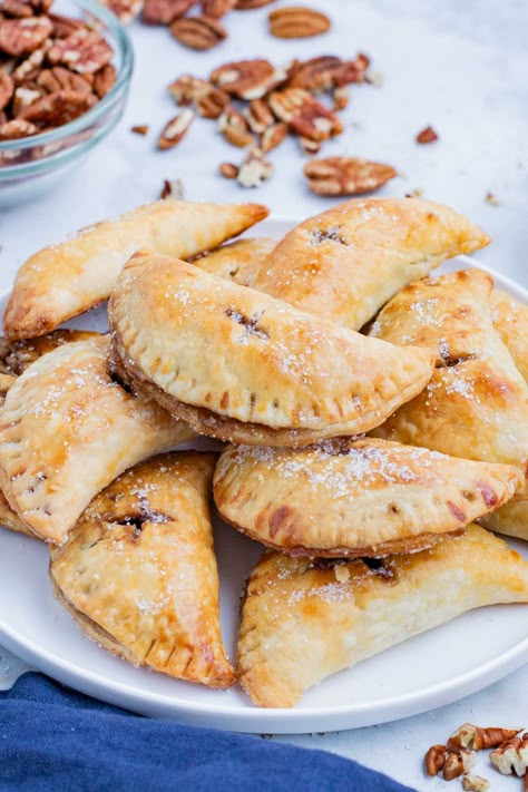 Pecan Pie Empanadas, Pecan Hand Pie Recipe, Pecan Pie Hand Pies, Pecan Hand Pies Baked, Fried Pecan Pies, Fall Hand Pies, Pecan Pie Galette, Hand Pies Recipes Fruit, Mini Pecan Pies In Phyllo