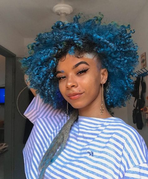 Image shared by Ridley Duleuze. Find images and videos about style, hair and blue on We Heart It - the app to get lost in what you love. Dyed Curly Hair Blue, Blue Afro Hair, Blue Curly Hair, Blue Natural Hair, Blue Afro, Blue Curls, Blue Hair Girl, Dyed Curly Hair, Dyed Hair Inspiration