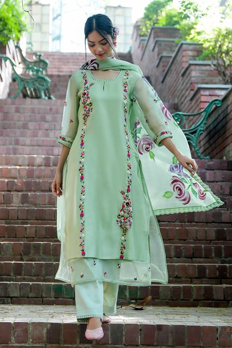 Buy Green Kurta Chanderi Silk Hand Embroidered Floral Round Pant Set For Women by Mangalmay by Aastha Online at Aza Fashions. Paint Suit Design For Women, Bride Suit, Pink Dupatta, Embroidery Suits Punjabi, Kurta Palazzo Set, Embroidery Fashion Detail, Chanderi Kurta, Hand Embroidery Dress, Kurti Embroidery Design