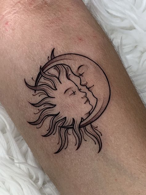 Boho Heart Tattoo, Couple Tattoos Moon And Sun, Tattoos Moon And Sun, Tattoo Sol E Lua, Simple Unique Tattoos, Tattoos Moon, Pine Tattoo, Small Girly Tattoos, Boho Tattoos