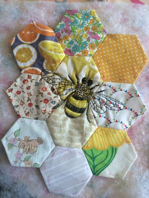 Honeycomb quilt Honeycomb Quilt, Fabric Crafts Diy, Hexagon Quilt, Creation Couture, English Paper Piecing, Mini Quilts, Sewing Projects For Beginners, Fabric Projects, Crazy Quilts