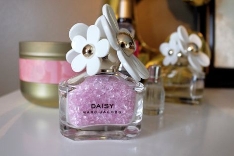 Perfume Bottle Crafts Diy, Old Perfume Bottles Repurpose, Empty Perfume Bottle Ideas, Empty Liquor Bottles, Marc Jacobs Perfume, Daisy Perfume, Liquor Bottle Crafts, Old Perfume Bottles, Empty Perfume Bottles