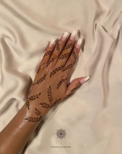 by @hennaya_karyma Simple Henna Designs Hand, Henne Tattoo, Cute Henna Tattoos, Henna Style Tattoos, Cute Henna, Finger Henna Designs, Henna Tattoo Designs Hand, Henna Art Designs, Finger Henna