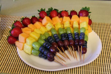 Thrift and Shout: Monkey Themed Baby Shower; Fruit Kabobs Baby Shower Fruit, Fruit Kebabs, Fruit Platter Designs, Resep Salad, Decorações Com Comidas, Fruit Kabobs, Catering Ideas Food, Party Food Buffet, Strawberries Blueberries