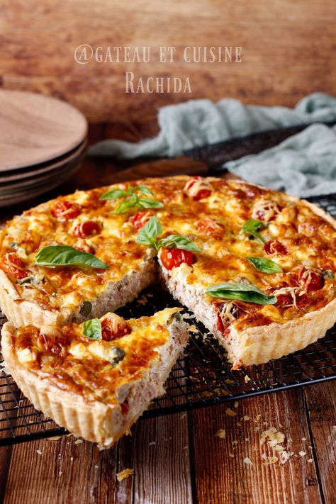 Recette quiche au thon | Gâteau et cuisine Rachida Tomato Basil Tart, Brie Tart, Healthy Quiche, Freeze Ahead Meals, Cranberry Tart, Picnic Menu, Picnic Snacks, Cooking Tomatoes, Tomato Tart