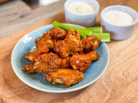 Air Fryer Buffalo Wings, Trisha's Southern Kitchen, Jet Tila, Worst Cooks In America, Wings Recipe Buffalo, Worst Cooks, Crispy Wings, Air Fryer Chicken Wings, Air Fryer Recipes Chicken