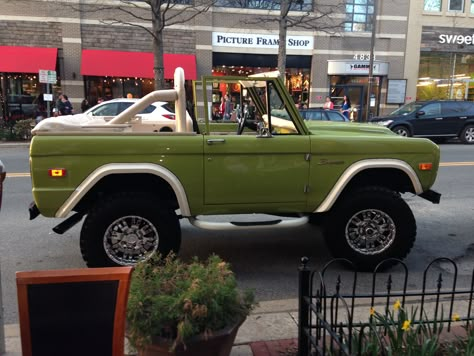 Green Ford Bronco, Old Vintage Cars, Lux Cars, Car Goals, Classy Cars, Pretty Cars, Dream Garage, Vroom Vroom