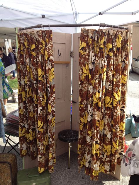 good idea for changing room.  How about outside by the pool during the summer Pop Up Changing Room, Portable Dressing Room, Pool Changing Room, Vintage Market Booth, Vendor Booth Display, Dressing Room Ideas, Stand Feria, Fashion Truck, Craft Fairs Booth