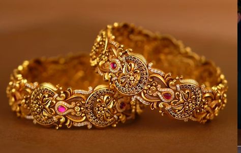 Gold Kade Designs For Women, Kangan Gold Bangle Set, Kangan Design, Gold Bangles Set, Gold Kangan, Unique Gold Jewelry Designs, Wedding Jewelry Sets Bridal Jewellery, Indian Wedding Jewelry Sets, Bridal Necklace Designs