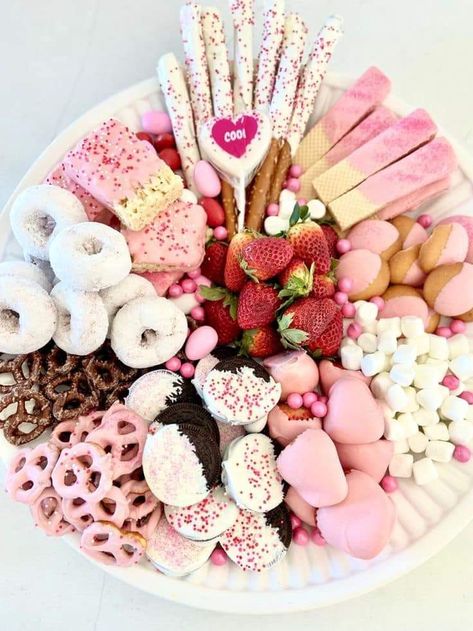 Barbie Afternoon Tea, Pink Themed Charcuterie Board Ideas, Preppy Charcuterie Board, Barbie Party Inspiration, Pink Food Tray, Pink Candy Charcuterie Board, Pink Food Boards For Parties, Charcuterie Board Ideas Baby Shower Girl, Pink Charcuterie Board Ideas