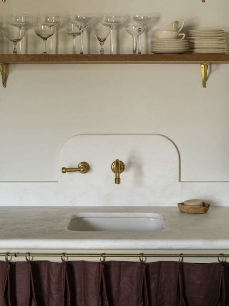 Marble Backsplash Bathroom, Kitchen Drawer Handles, Brass Shelf Brackets, 1920s House, Mediterranean Style Homes, Marble Backsplash, Bathroom Backsplash, Sink Design, Elegant Kitchens