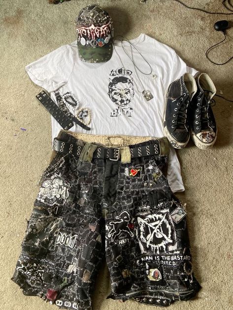 Simple Punk Outfits Men, Punk Shorts Outfit, Crust Punk Shorts, Patch Shorts Punk, Grindcore Outfit, Grindcore Art, Crust Pants Punk, Crust Punk Outfits, Grindcore Aesthetic